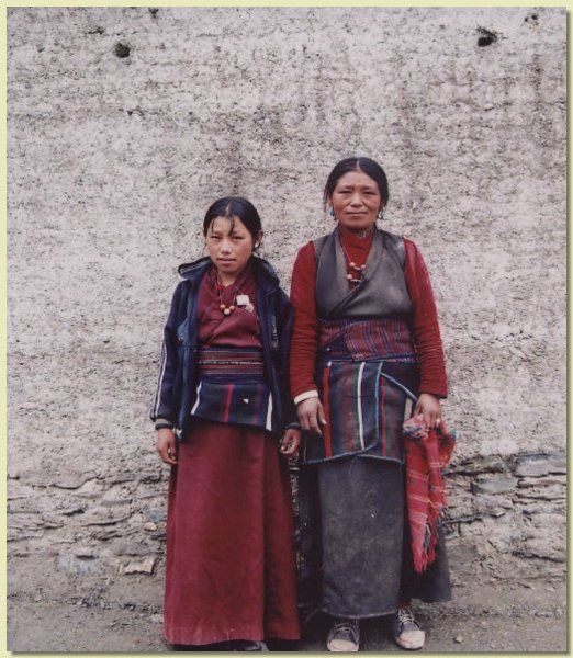 Tsering Wangmo_Class IV mit Mutter.jpg