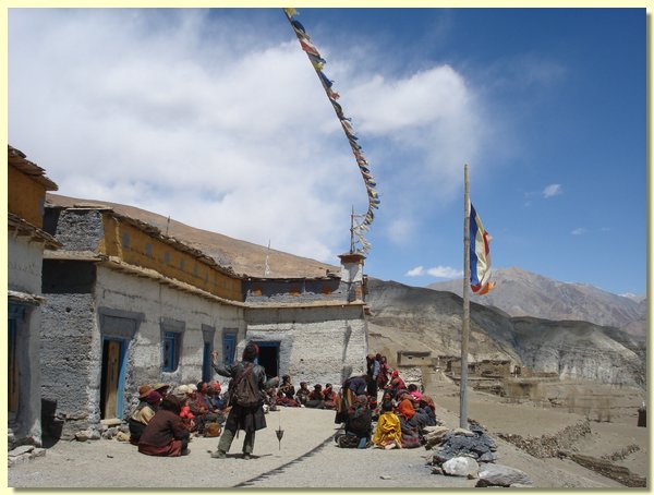 Das erste Schulhaus, das Karma Dhondup 1996 zu bauen begann.JPG