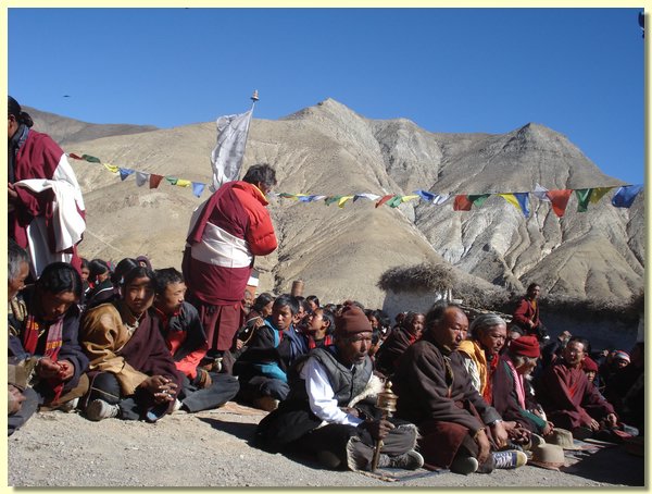 Der Lama segnet die Dorfbewohner bei einem religioesen Fest.JPG