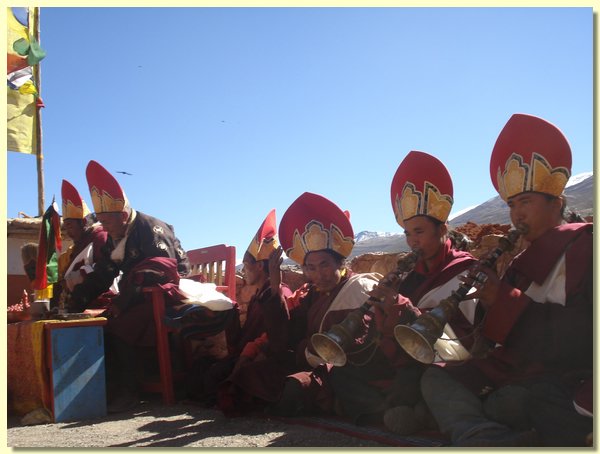 Die Lamas blasen ihre Instrumente bei einem religioesen Fest.JPG