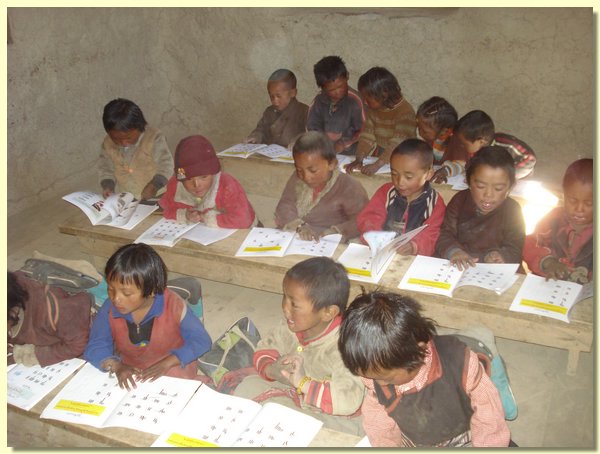 Die Vorschueler lernen Tibetisch.JPG