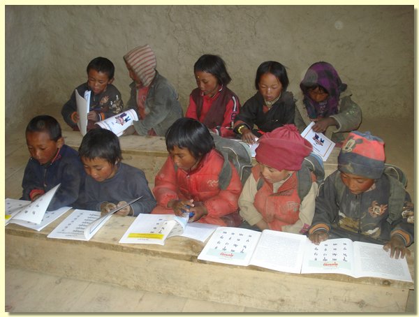 Die Vorschueler mit ihren Tibetisch-Heften.JPG