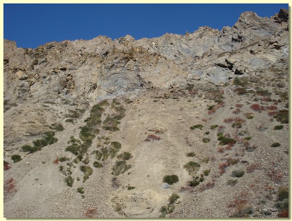 Eine karge von Erosion gepraegte Landschaft im Oberen Dolpo.JPG