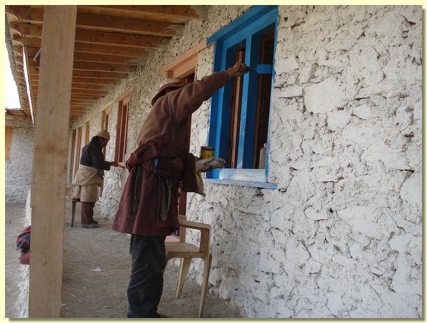 Fenster und Tueren der neuen Schule werden gestrichen.JPG