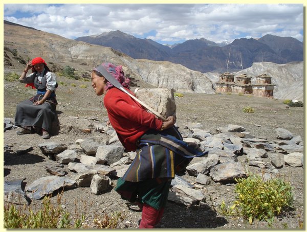 Karma Lhamo schleppt Steine fuer eine Baustelle.JPG