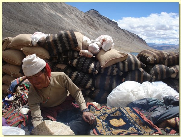 Karma Wangyal mit Salzsaecken und Yaks aus Tibet.JPG