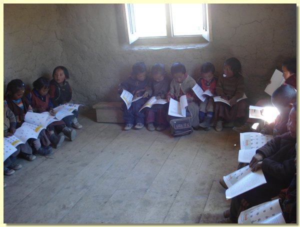 Kinderchen im Klassenzimmer.JPG