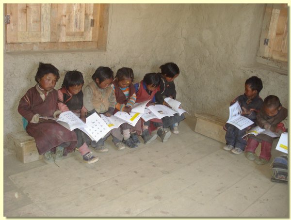 Kinderchen lesen im Klassenzimmer.JPG