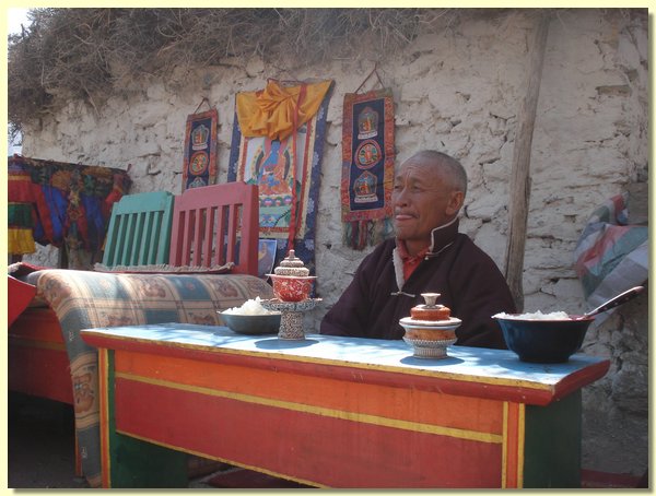 Tenzin Rinpoche gibt den Leuten von Saldang den Segen.JPG
