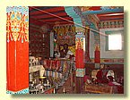 Das Innere der Gompa, Lama Tsewang Dorje, der Oberlama, auf seinem Thron.JPG