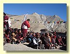 Der Lama segnet die Dorfbewohner bei einem religioesen Fest.JPG
