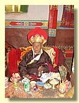 Lama Tenzin bei einer Zeremonie.JPG
