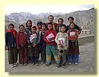Tashi Dhondup mit Schuelern der 6. Klasse.JPG