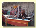 Tenzin Rinpoche gibt den Leuten von Saldang den Segen.JPG