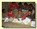 Vorschueler lernen Tibetische Buchstaben.JPG