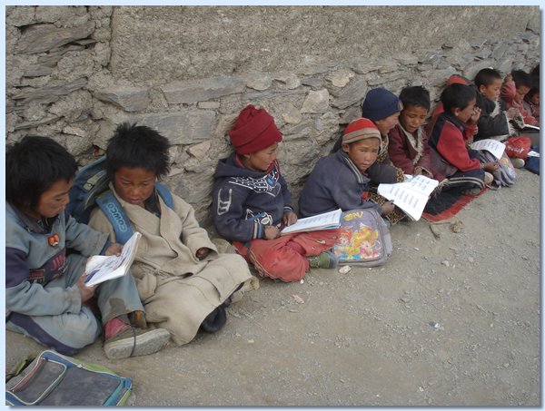 An der Mauer sitzend lernen die Kleinen tibetische Schrift lesen.JPG