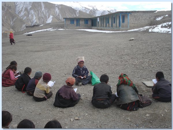Die Kinder lernen im Freien Tibetisch.JPG
