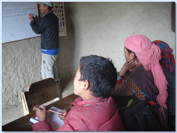 Lehrer Gyanu Gurung gibt der vierten Klasse Nepaliunterricht..JPG