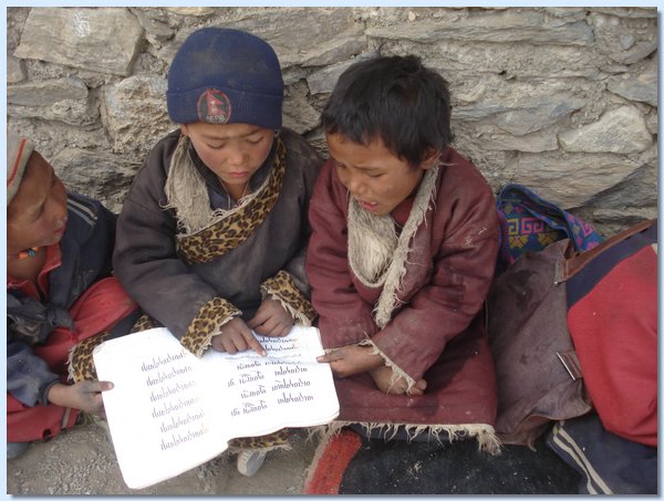 Man lernt Tibetisch lesen.JPG
