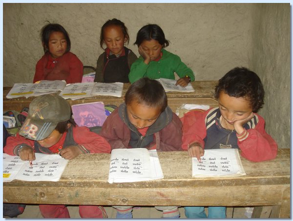 Man lernt tibetische Schoenschrift.JPG