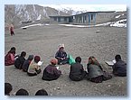 Die Kinder lernen im Freien Tibetisch.JPG