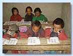 Man lernt tibetische Schoenschrift.JPG