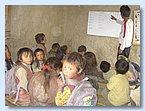 Pratap Rokaya lehrt Kindergaertlern das englische Alphabeth.JPG