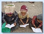 Sie lesen tibetische Schulbuecher.JPG