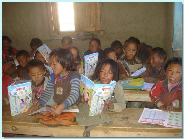 Die Vorschulklaessler mit Nepali-Lehrbuechern.JPG