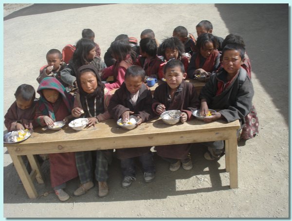 Die kleinen Kinder essen zu Mittag.JPG