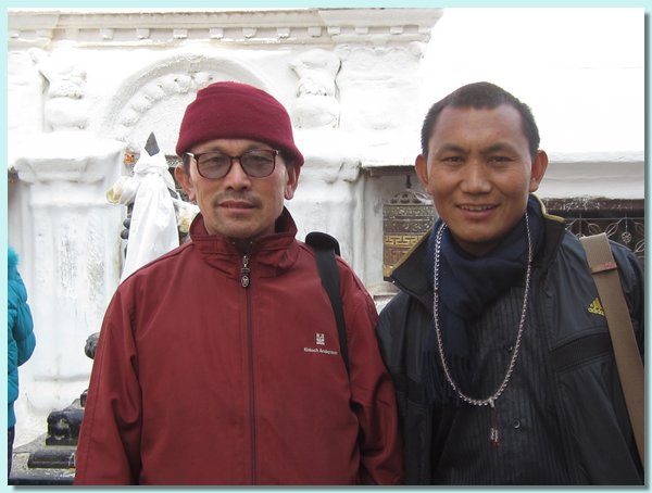 Karma Dhondup, links, der Schulgruender, Tashi Dhondup, der Oberlehrer, rechts.JPG