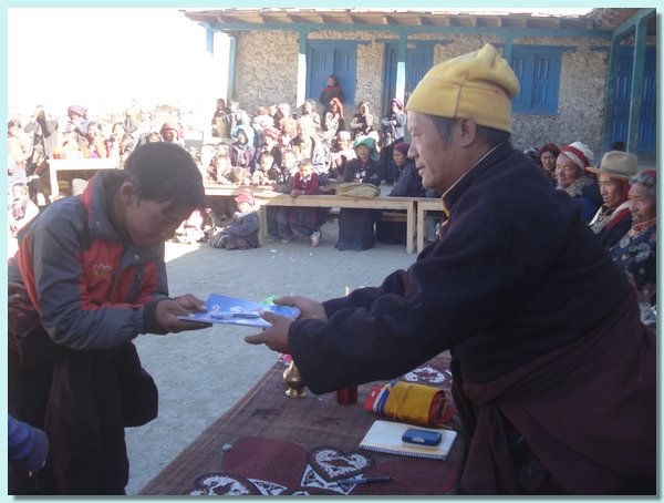 Nyima Lama gibt dem Fuenftklaessler Dawa Tsering einen Preis.JPG