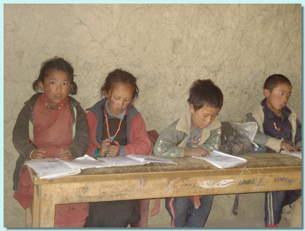 Pema Bhuti und andere Kinder der ersten Klasse.JPG