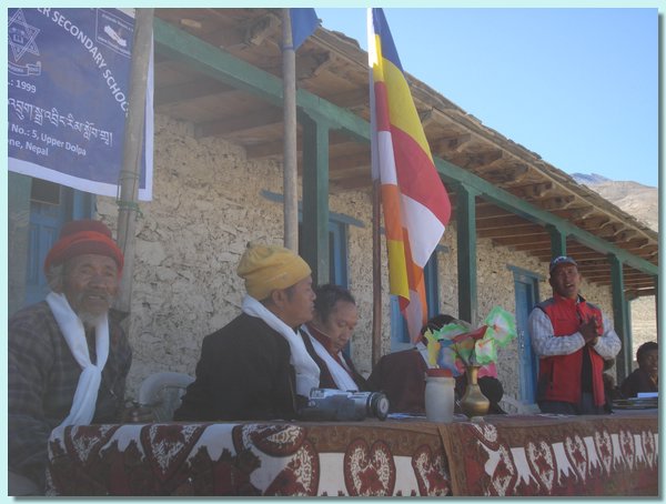 Rektor Gyanu Gurung haelt eine Rede.JPG