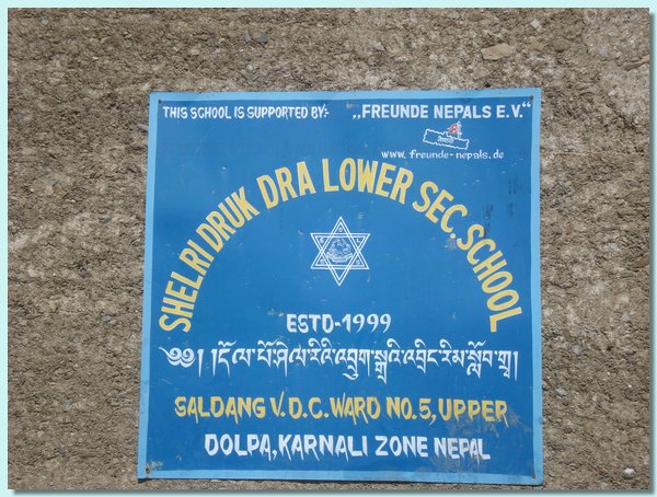 Schulschild mit der Erwaehnung von Freunden Nepals.JPG