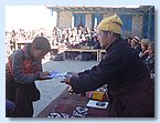 Nyima Lama gibt dem Fuenftklaessler Dawa Tsering einen Preis.JPG