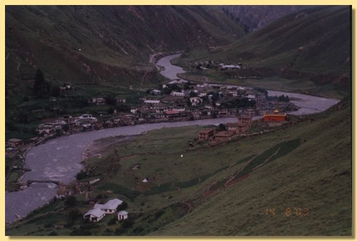 Die Distrikthauptstadt Dolpos Dunai, der Fluß Bheri Khola, rechts am Hang das DBSC.jpg