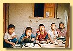 Novizen beim Essen im Jahr 2003.jpg