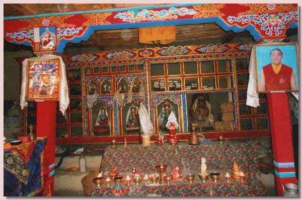 Das Innere des Tempels der Pu Gonpa.jpg
