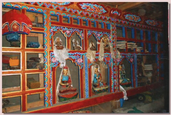 Schriften und Statuen in der Pu Gonpa.jpg