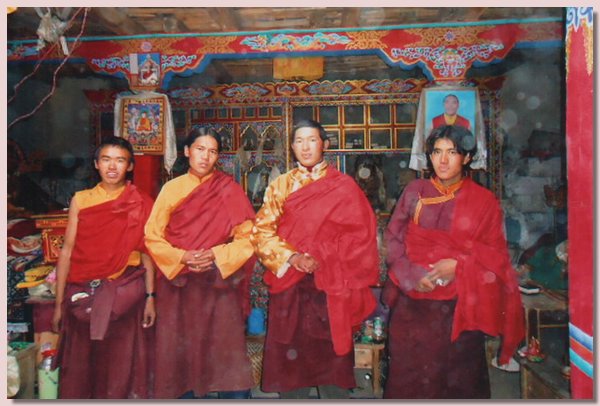 Vier in Klausur befindliche Trapas der Gonpa von Shimen.jpg